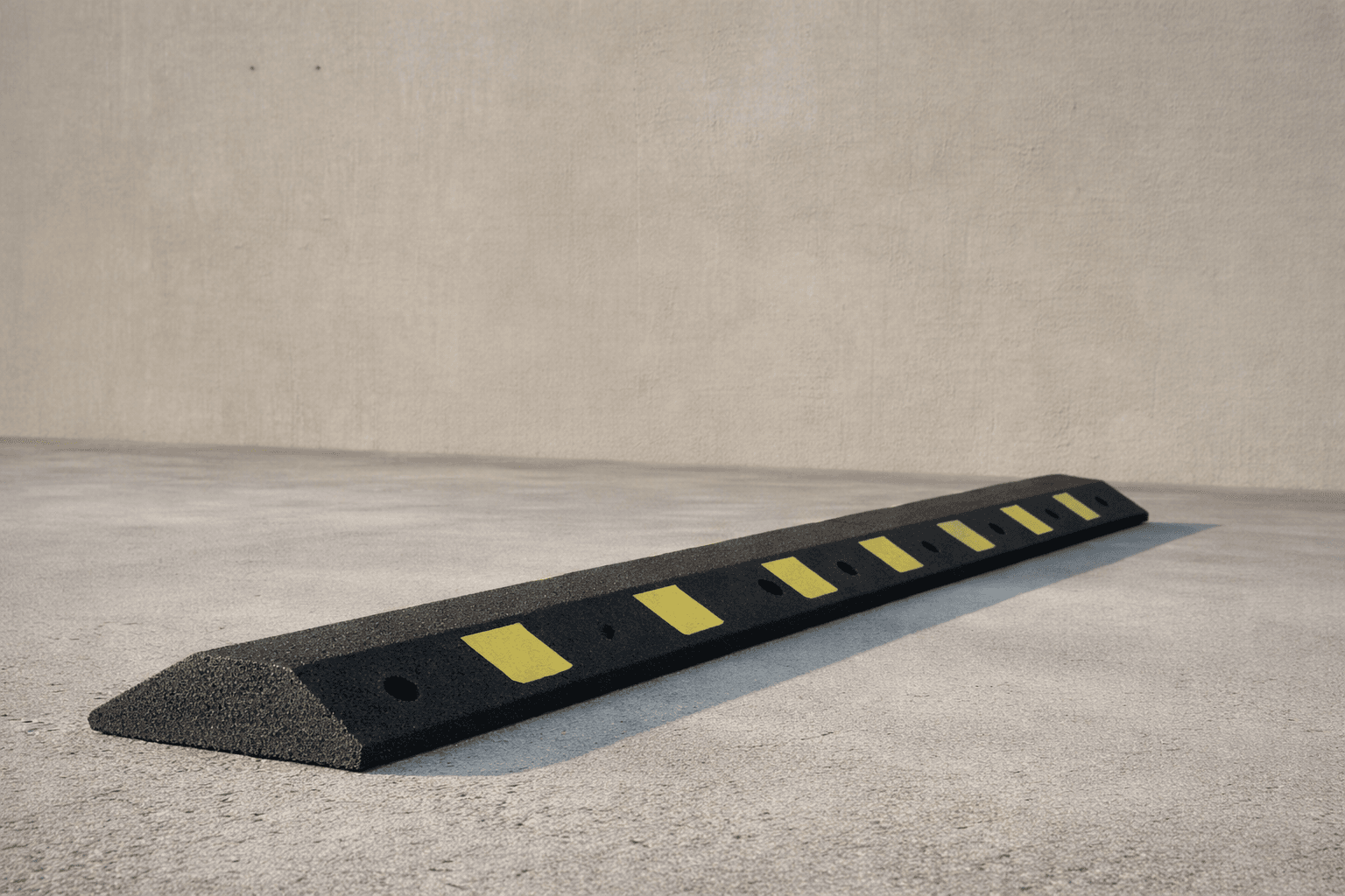 Limitator de viteză din cauciuc reciclat pentru siguranță rutieră